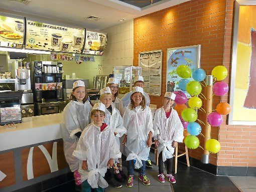 Mit Besucherschürzen durften die Kinder hinter die Kulissen eines Schnellrestaurants blicken. Foto: Gemeinde Foto: Schwarzwälder-Bote
