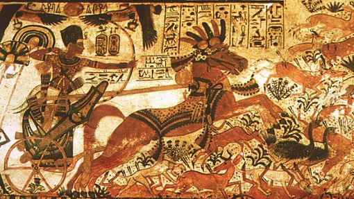 In Tutanchamuns Grab im Tal der Könige gibt es zahlreiche Darstellungen wie diese, die den Pharao  mit Bogen bewaffnet auf einem Streitwagen zeigen. Foto: Imago//UIG