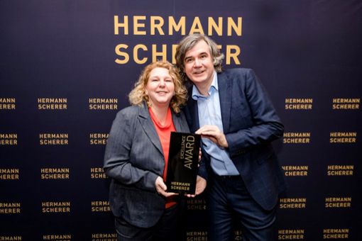 Michaela Weiger aus Hechingen hat beim Speaker Slam in München als Rednerin einen Preis gewonnen. Autor und Veranstalter Hermann Scherer überreichte ihn ihr.  Foto: Privat Foto: Schwarzwälder Bote