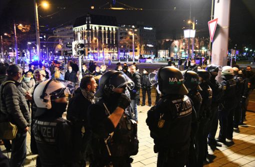 Etwa 2000 Gegner der Coronaverordnungen sind am 13. Dezember trotz Verbots ohne Abstand und Maske durch Mannheim gezogen. Die Polizei setzte 900 Beamte ein. Foto: dpa/René Priebe