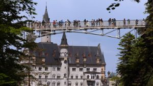 Touristen stehen auf der Marienbrücke vor dem Schloss Neuschwanstein. Ein Mann hatte dort zwei Frauen attackiert und wurde nun verurteilt. Foto: Karl-Josef Hildenbrand/dpa