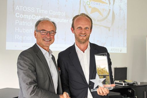 Reiner Veit (links) nahm die Auszeichnung als Atoss-Partner des Jahres 2018 entgegen. Foto: Atoss Foto: Schwarzwälder Bote