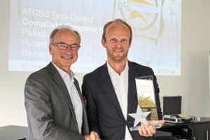 Reiner Veit (links) nahm die Auszeichnung als Atoss-Partner des Jahres 2018 entgegen. Foto: Atoss Foto: Schwarzwälder Bote