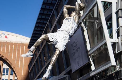 Die Statue von Dirk Nowitzki steht jetzt vor dem American Airlines Center in Dallas. Foto: dpa/Emil T. Lippe