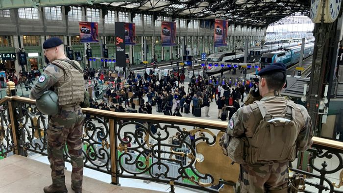 Messerangreifer verletzt drei Menschen in Pariser Bahnhof