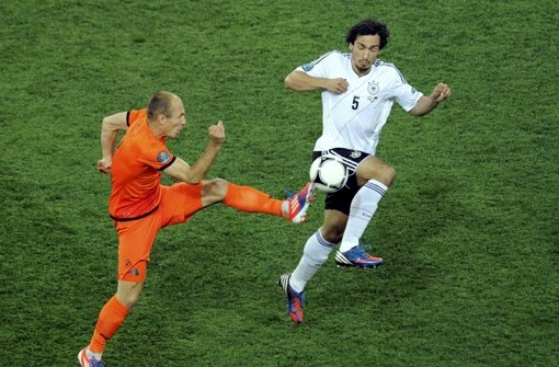 Niederlands Arjen Robben und Deutschlands Mats Hummels kämpfen um den Ball. Foto: dapd