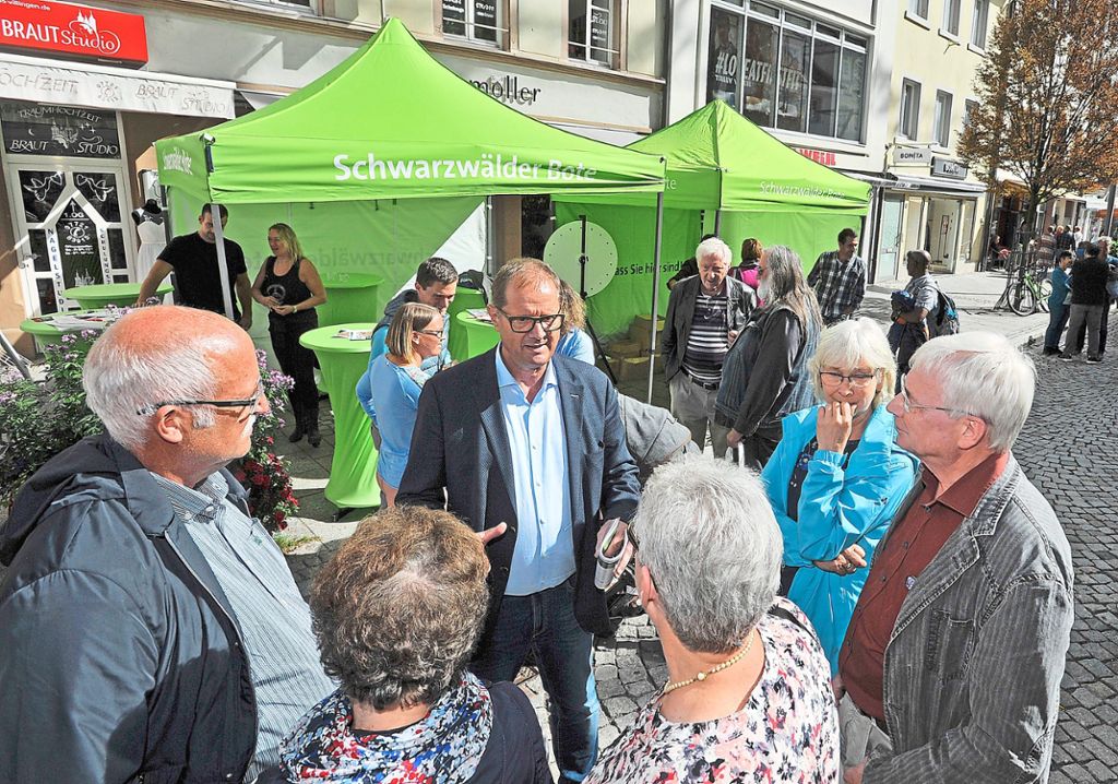 Viele Interessierte kommen an den Stand des Schwarzwälder Boten in Villingen. OB-Kandidat Jürgen Roth beantwortet Fragen.