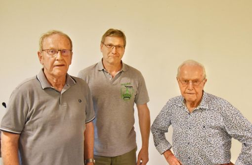 Hansjörg Pirngruber (von links) stellte das Ergebnis seiner Recherche vor. Georg Fischinger und Alois Bushart zollen ihm für seine Arbeit höchsten Respekt. Foto: Wagner