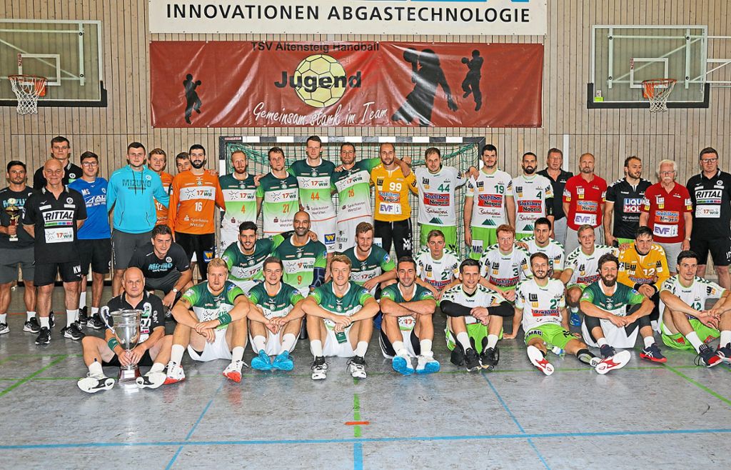 Die HSG Wetzlar (weiße Hosen) und das Team von Frisch Auf Göppingen lieferten sich ein spannendes und hochklassiges Endspiel. Foto: Priestersbach