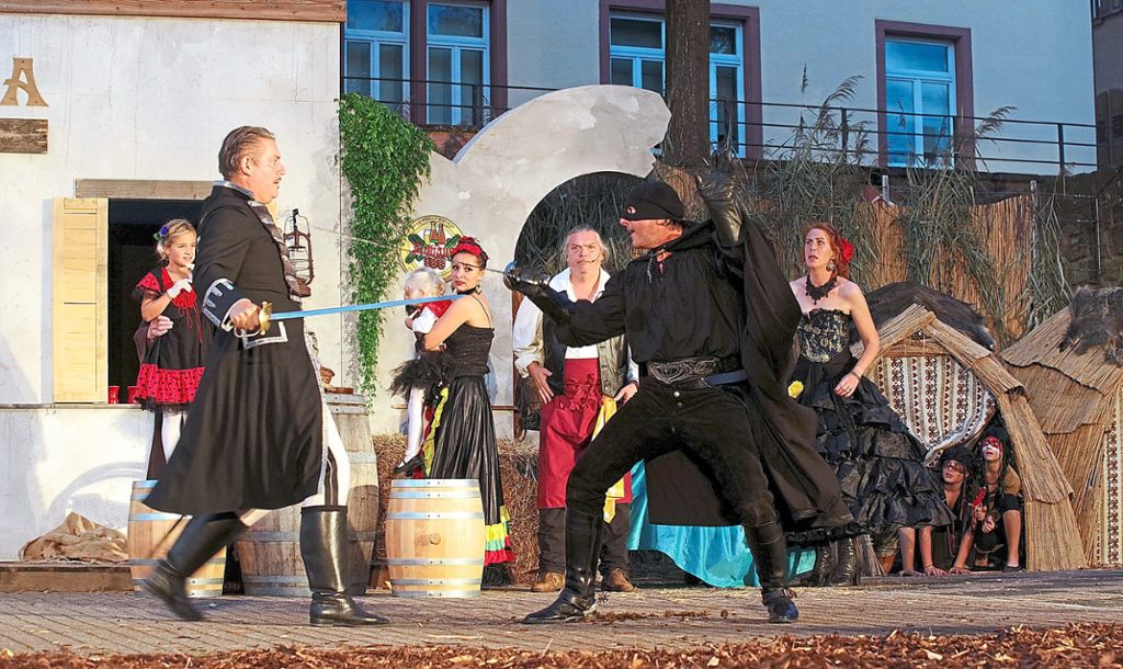 En garde! Zorro (Thomas Koziol) knöpft sich den verbrecherischen Gouverneur (Christian Peter Hauser) vor.