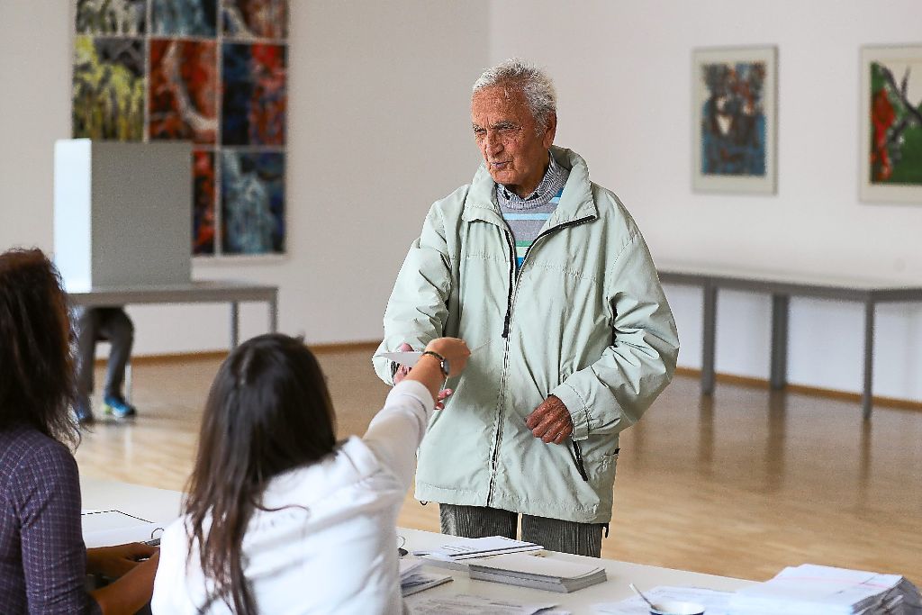 Eine Bewegung, die sich im Kurhaus in Triberg wie andernorts auch fast in Endlosschleife wiederholte: Einem Wähler werden die Wahlunterlagen ausgehändigt. Foto: Eich Foto: Schwarzwälder-Bote