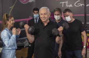 Israels Ministerpräsident Benjamin Netanjahu macht es vor: Geimpfte erhalten in Israel wieder Zutritt zu Kinos, Hotels und Fitnessstudios. Foto: dpa/Tal Shahar