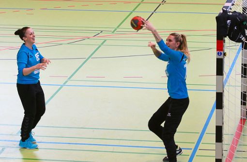 Christiane Bachem und Cornelia Stolz (links) vertraten die TSV-Stammtorhüterin Michelle Schneider.  Foto: Kraushaar Foto: Schwarzwälder Bote