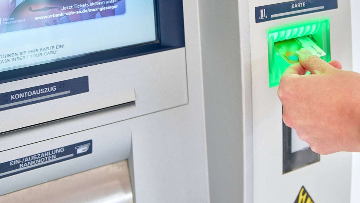 Polizei sucht Zeugen: Unbekannte brechen Geldautomaten in Eutingen auf