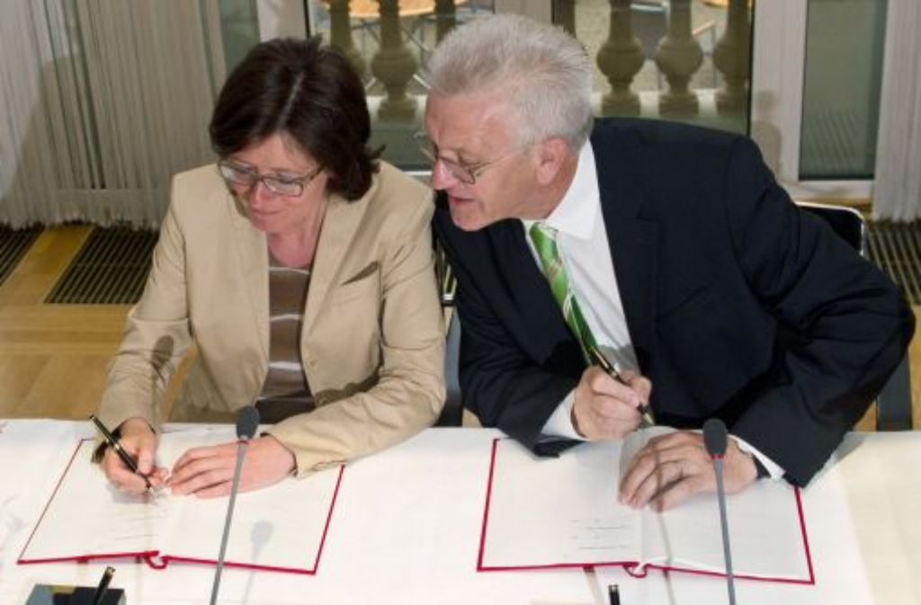 Unterschrift unter den neuen SWR-Staatsvertrag: Baden-Württembergs Ministepräsident Winfried Kretschmann (Grüne) und seine Amtskollegin aus Rheinland-Pfalz, Malu Dreyer (SPD) Foto: dpa/Archivfoto