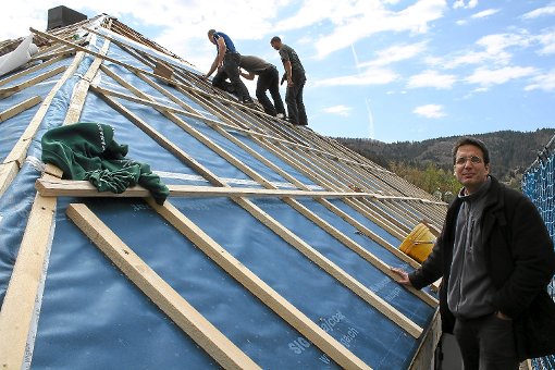 Das Dach des evangelischen Gemeindehauses wird erneuert. Pfarrer Oliver Velm (rechts) hofft, dass die Arbeiten bis Anfang Juni abgeschlossen werden können.  Foto: Steinmetz Foto: Schwarzwälder-Bote