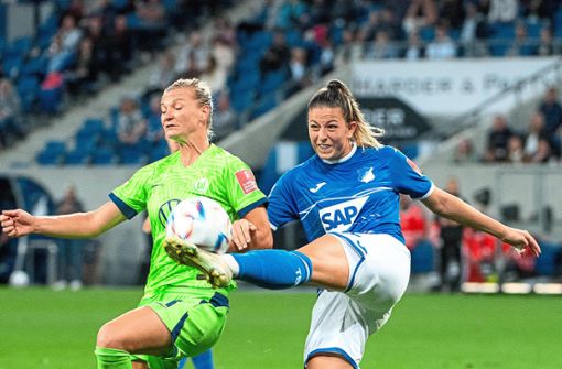 Resolut: Die Wildbergerin Chantal Hagel klärt vor Alexandra Popp vom VfL Wolfsburg. Foto: Eibner/Memmler