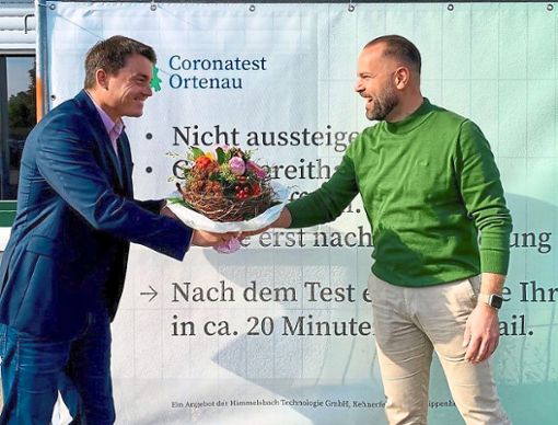 Kippenheims Bürgermeister Matthias Gutbrod (links) überreichte Frank Himmelsbach als Dankeschön für seinen Einsatz zur Pandemie-Bekämpfung einen Blumenstrauß. Foto: Gemeinde