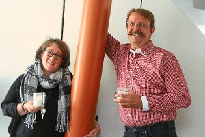 Was ist in diesem Rohr? Tanja Broghammer und Rainer Böck vom Villinger Handel haben sich für die Lichternacht am 16. Oktober eine zusätzliche Überraschung ausgedacht.  Foto: Heinig Foto: Schwarzwälder-Bote