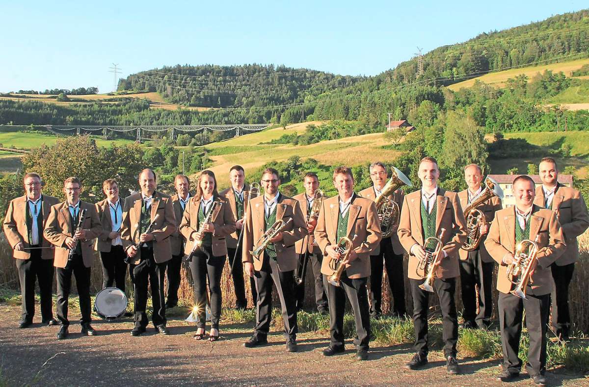 Der Musikverein Kommental Musikanten aus Epfenhofen formiert sich zu einem gemeinsamen Bild im Jubiläumsjahr. Foto: Simon Bäurer