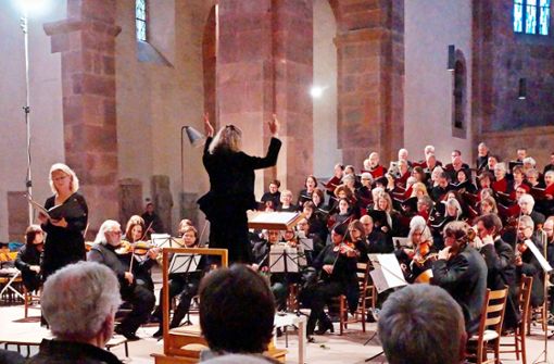 Das Ensemble Jean-Marie Lorand aus Rennes und die Alpirsbacher Kantorei beim gemeinsamen Konzert. Foto: Honold