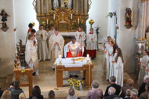 Pfarrer Thomas Vadakoot zelebriert zum letzten Mal die Heilige Messe in der Kirche St. Afra in Ratshausen. Foto: Seeburger Foto: Schwarzwälder-Bote