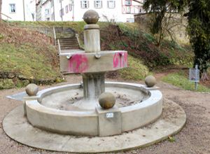 Beschmiert: der Kugelbrunnen im Stadtgraben. Foto: Alt