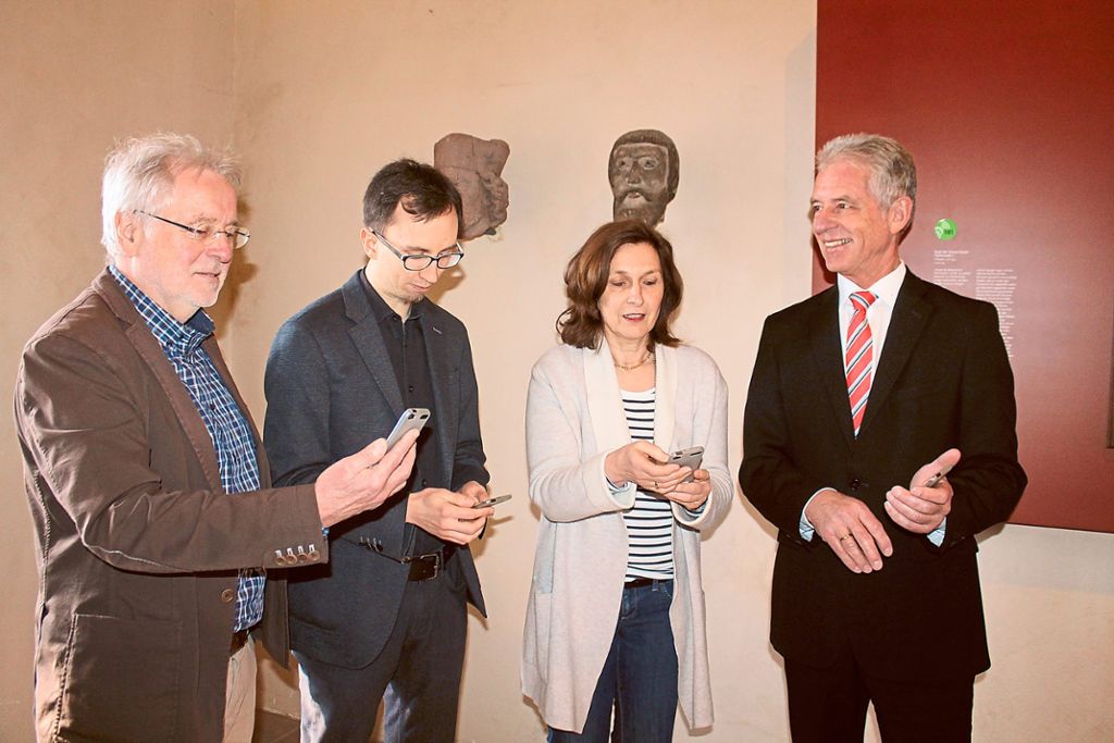 Wolfgang Heitner (von links), Peter Graßmann, Anita Auer und Gerhard Vetter probieren den Audioguide aus.  Foto: Müller Foto: Schwarzwälder Bote