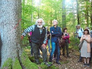 Vor der Lesung von Urs Faes (Mitte) führte  Walter Trefz (links) die Teilnehmer durch den Wald auf dem Kienberg. Foto: Frey Foto: Schwarzwälder Bote