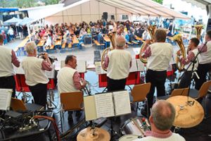 Die Biraböhmische Blasmusik bietet zum Kesselfleischessen in der Wasenstube die passende Musik. Fotos: Visel Foto: Schwarzwälder Bote