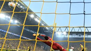 Nach dem 1:0 gegen Dortmund träumen die Fans des VfB Stuttgart weiter von der Champions League. Foto: AFP/INA FASSBENDER