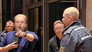 Ein Besucher störte die Veranstaltung derart hartnäckig, dass die Polizei ihn aus dem Saal brachte. Foto: Dieter Kleibauer