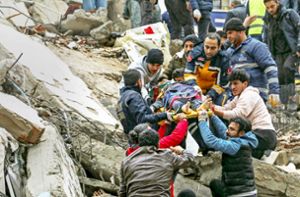 Zivile und staatliche Rettungskräfte bergen ein Erdbebenopfer. Foto: dpa/Elifaysenurbay