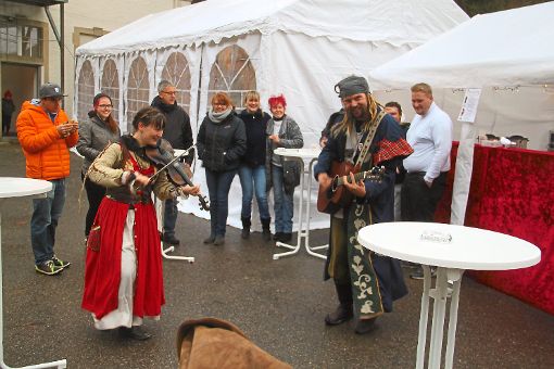 Das Saitenduo bringt die Besucher beim mittelalterlichen Markt in Stimmung. Fotos: Schimkat Foto: Schwarzwälder-Bote