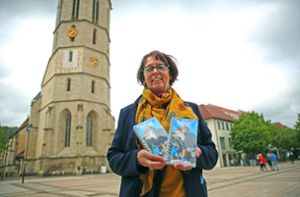 Ingrid Helber steht auf dem Balinger Marktplatz – eine der Stationen der Stadtspaziergänge, die sie in ihrem neuen Buch beschreibt. Foto: Maier
