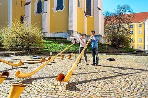 Martin Roos und Ana Stankovic werden mit ihrem Alphornspiel erfreuen. Foto: Appel Foto: Schwarzwälder-Bote