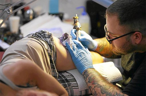 Bitte ganz still liegen: Eine junge Frau bekommt ein Tattoo auf den Oberschenkel. Zahlreiche Besucher der Balinger gehen mit neuen Bildern nach Hause. Foto: Maier