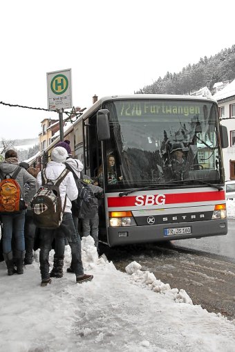 Neuschnee und Schneematsch erschwerten gestern auch die Beförderung von Schülern und Erwachsenen mit den Linienbussen.  Foto: Börsig-Kienzler Foto: Schwarzwälder-Bote