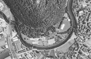 Das Nagolder Freibad und der Stadtpark Kleb in einer Luftaufnahme von 1968. In der Mitte sieht man die Tennisplätze des TC Nagold- Foto: Landesarchiv/StAL/EL68IX-407