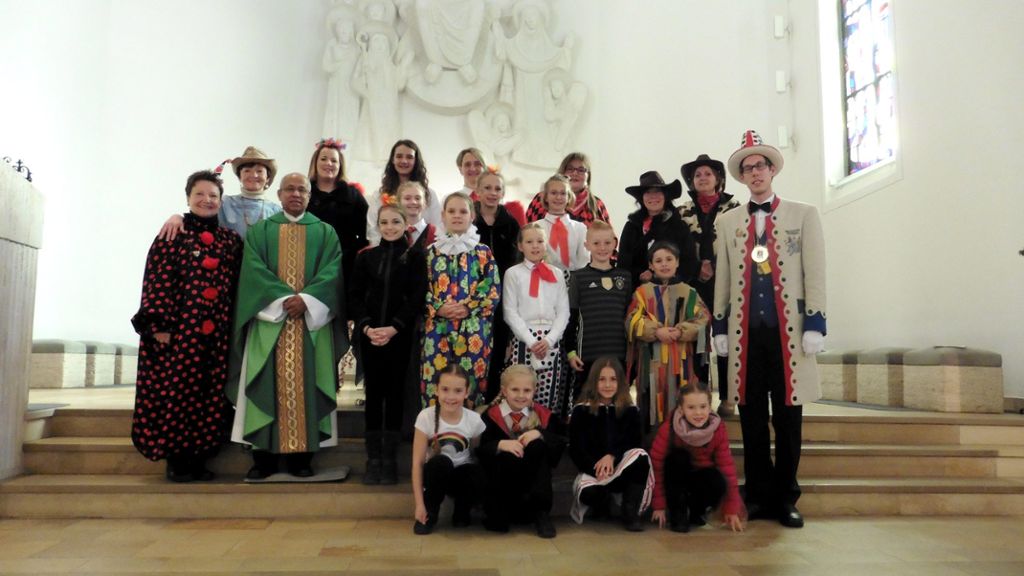 Viel bunter als sonst: Die Gemeindemitglieder haben sich anlässlich des Fasnets-Gottesdienstes verkleidet. Foto: Kiene Foto: Schwarzwälder Bote