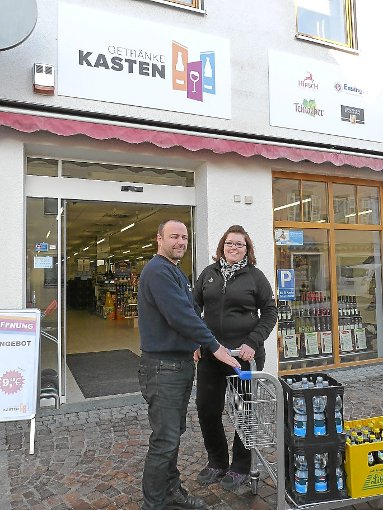 Diana Kasten (rechts) wird im Getränke-Kasten tatkräftig von Stephan Buchholz unterstützt.  Foto: Selter-Gehring Foto: Schwarzwälder-Bote