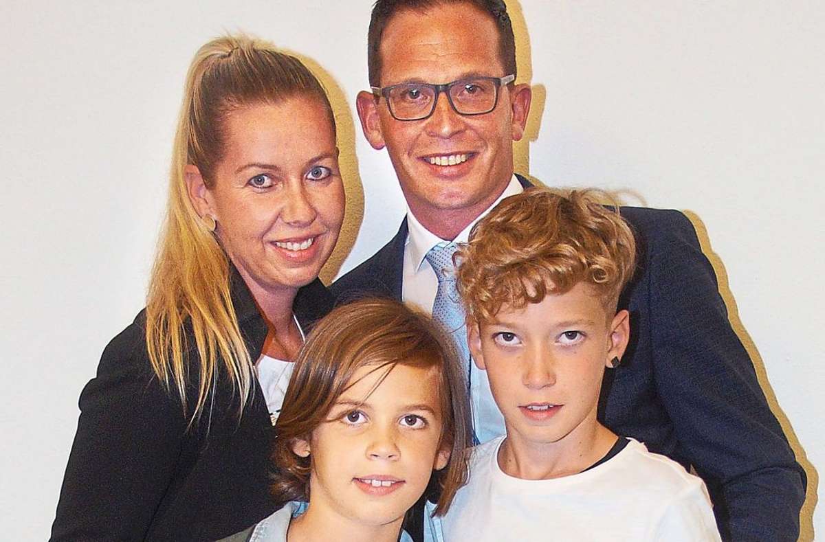 Der künftige Bürgermeister Heiko Wehrle mit Ehefrau Nadine und den Söhnen Noah (8) und Luis (11).