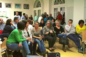 Rund 50 Interessierte hatten sich in Ergenzingen versammelt, um den Ausführungen des Autors zu lauschen.  Foto: Scharnowski Foto: Schwarzwälder Bote