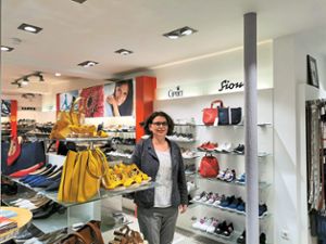 Katrin Willfurth, Inhaberin des Schuhauses Seidel in Oberndorf,  hat eine umfangreiche Auswahl an Schuhen und Taschen bereitgestellt. Foto: HGV Foto: Schwarzwälder Bote