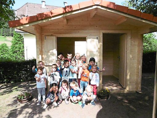 Der Kindergarten Tonbach  hat ein neues Gartenhaus. Sogar Richtfest feierten die Kinder. Foto: Kindergarten Foto: Schwarzwälder Bote