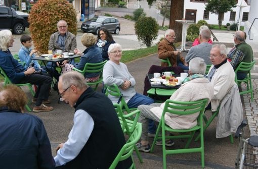 Die Besucher genießen zusammen mit Pfarrer Gottfried Kircher die Kaffeestunde in anregenden Gesprächen. Foto: Vögele