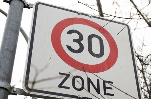 Tempo-30-Zonen in Wohngebieten sind Alltag. Doch die Kommunen fordern Spielraum auch auf anderen Straßen. Foto: picture alliance/dpa/Bernd Weißbrod