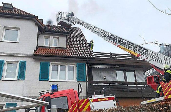 Feuer in Baiersbronn: Rauch aus Dachstuhl im Bergerweg
