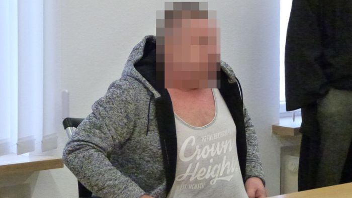 „Reichsbürger“ attackiert Trans-Frau mit Holzlatte