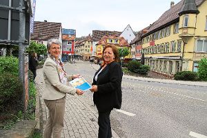 Barbara Sand (links) überreicht der HGV-Vorsitzenden Gislinde Sachsenmaier die aktuelle Handelsbroschüre der IHK. Foto: Steinmetz